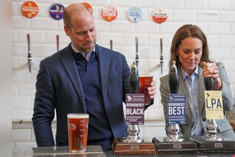 William und Kate zapfen selbst