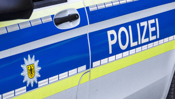 Mit 92 &uuml;ber Zwei-Meter-Zaun ins Freie: Senior auf Autohausgel&auml;nde eingeschlossen