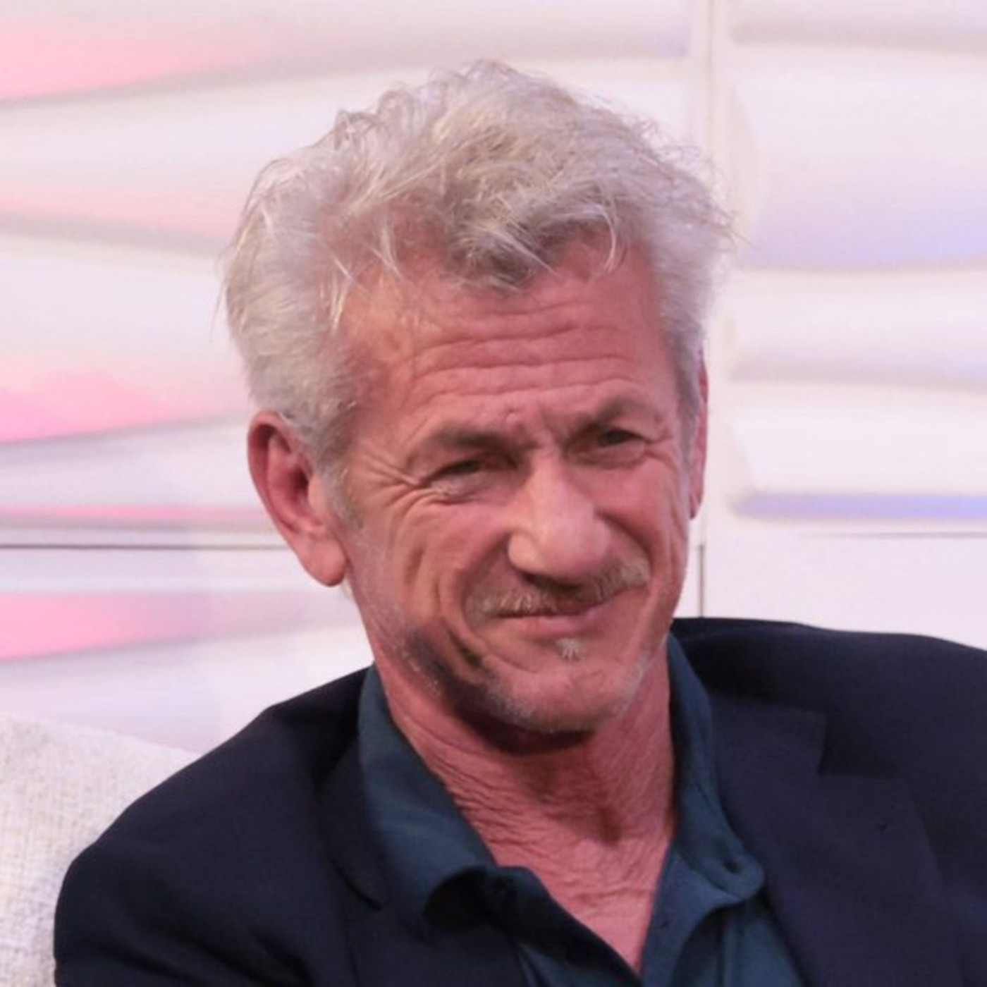 Er erh&auml;lt Symbol-Oscar aus Kriegsmetall