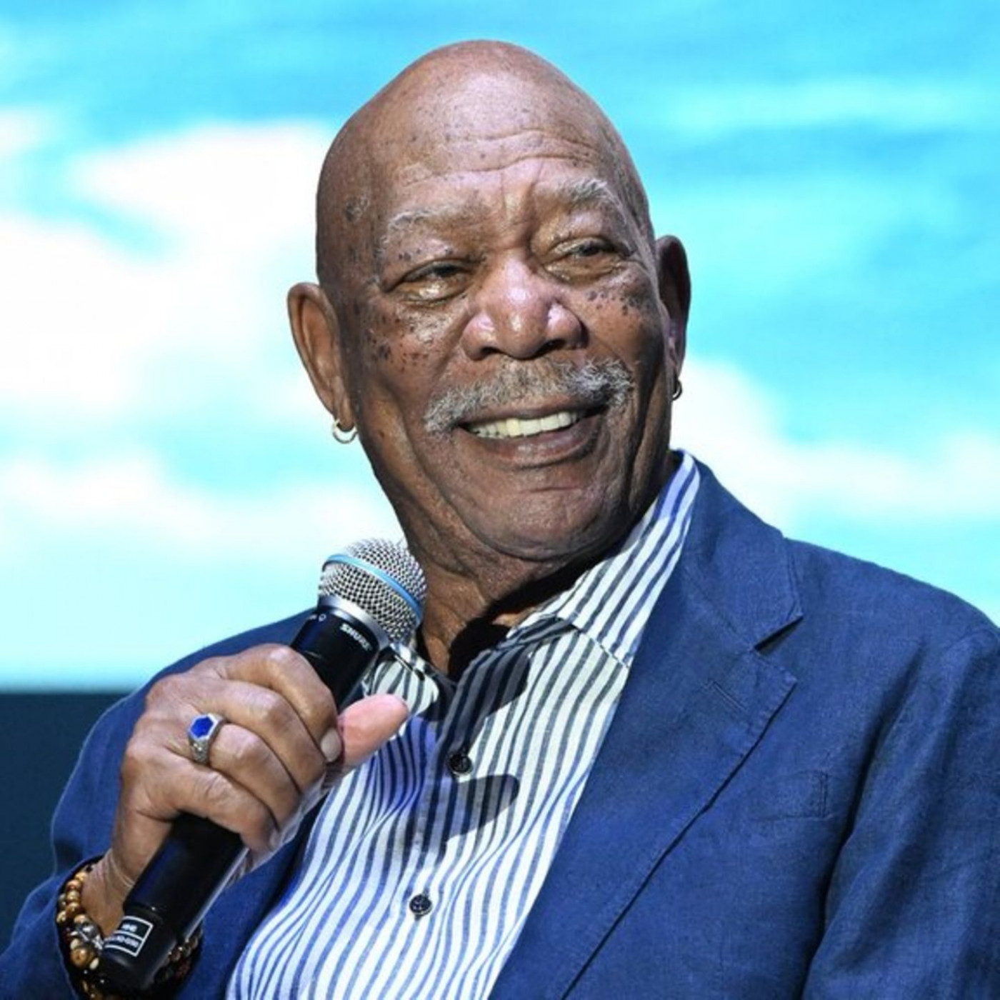 Er spricht Ansagen in der Londoner U-Bahn