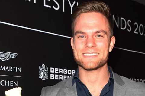 Er verk&uuml;ndet Verlobung