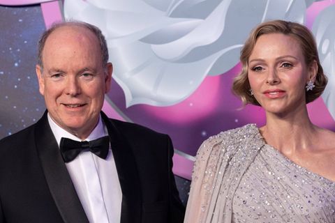 Sie posiert beim Rosenball im eleganten Kleid