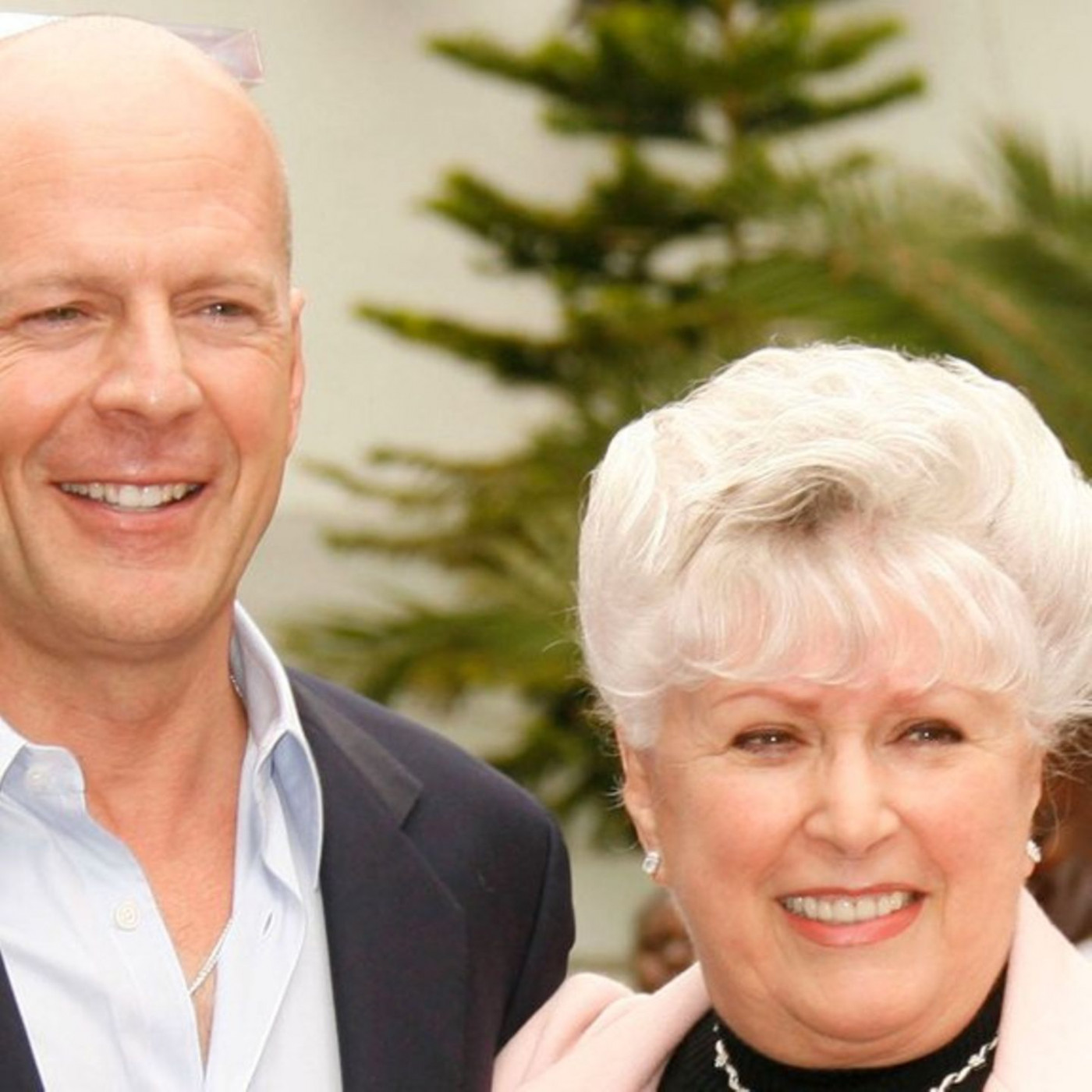 Seine Mutter hilft mit 90 der Polizei