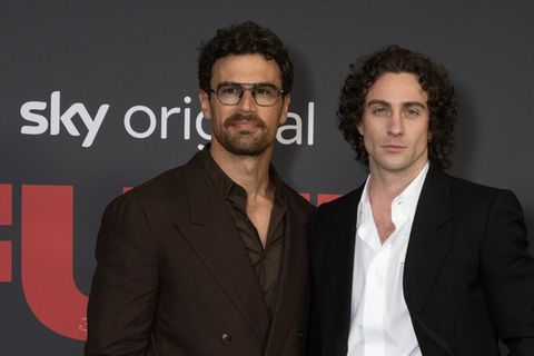 Bond-Anw&auml;rter zusammen auf dem roten Teppich