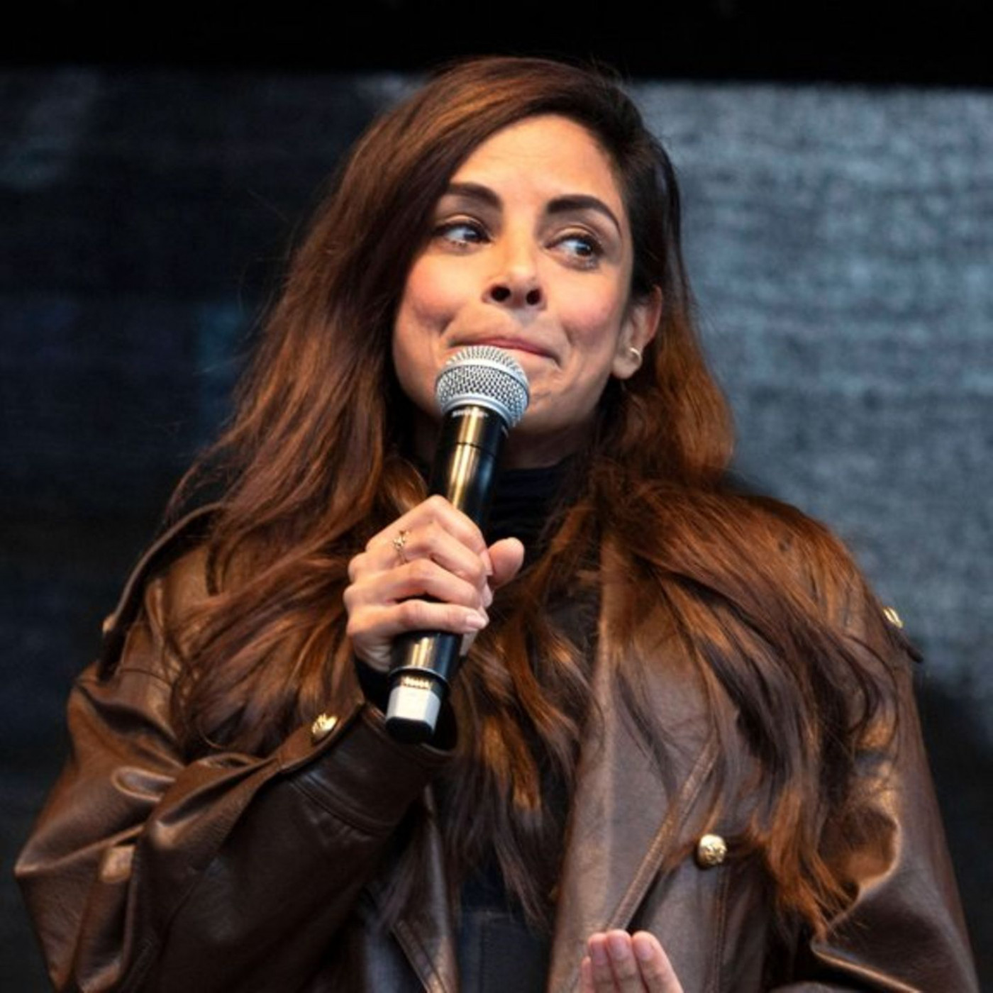 Moderatorin spricht &uuml;ber besseren Schutz