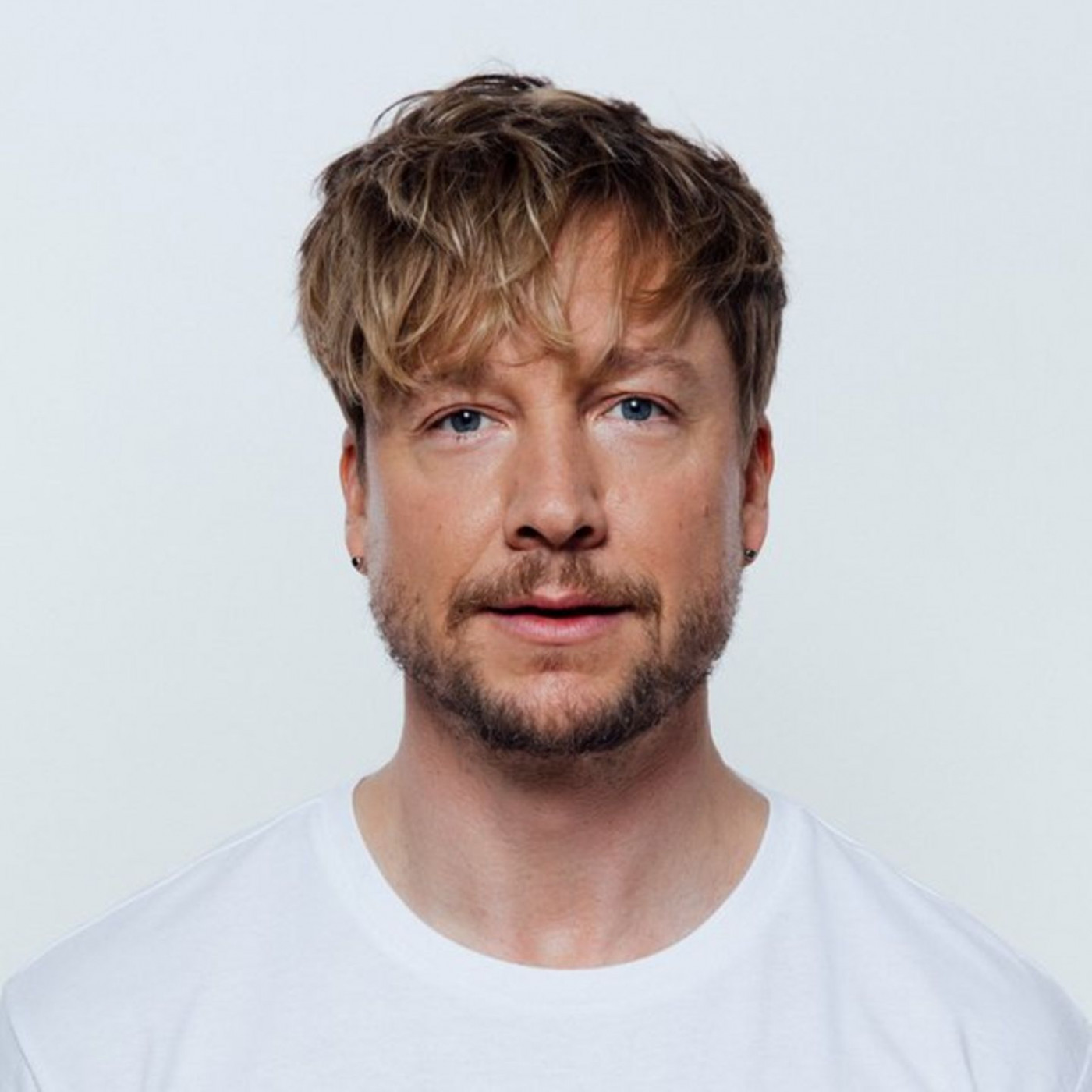 Familie und Freunde kommen zu Geburtstagsshow