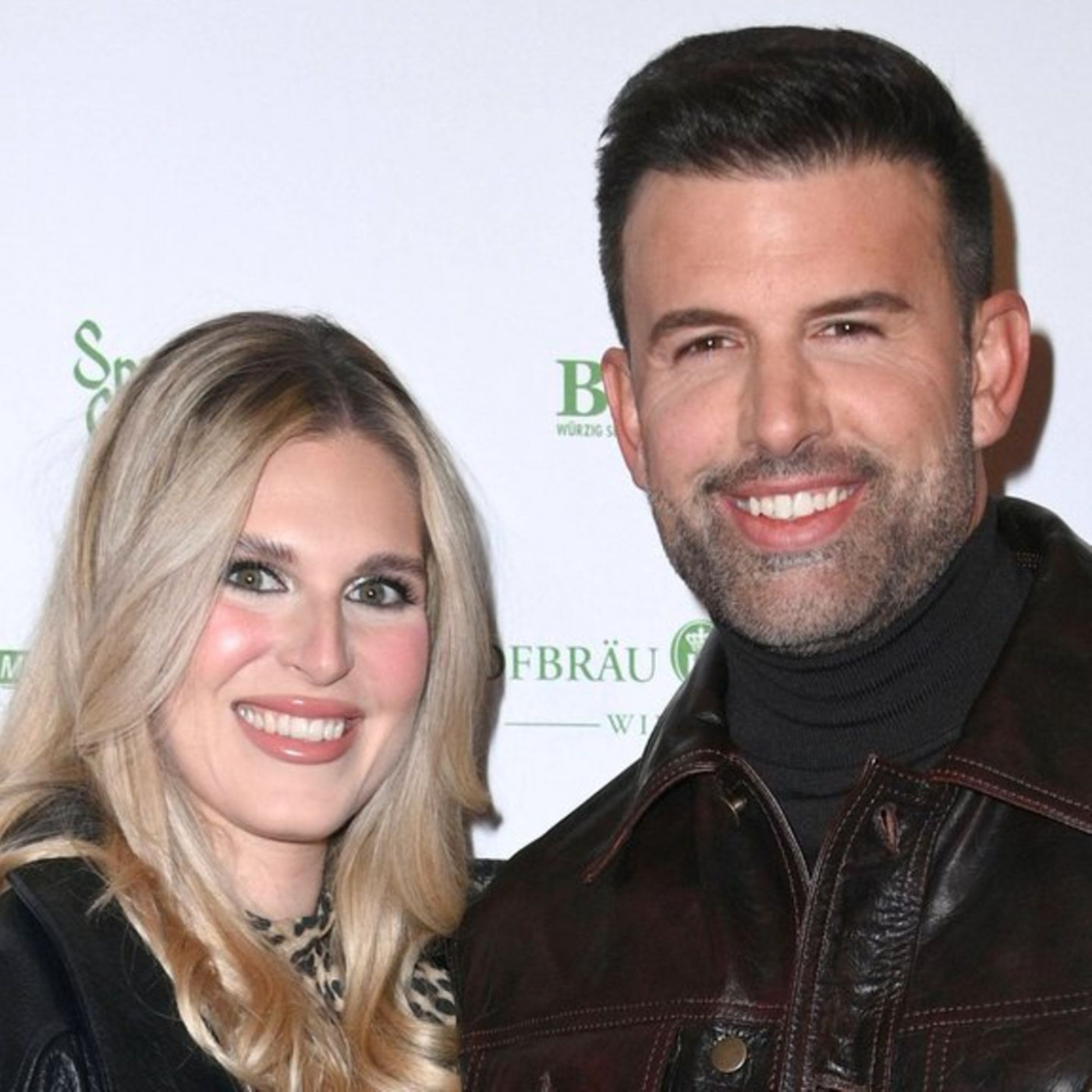 S&auml;nger h&auml;lt um Hand seiner Freundin an