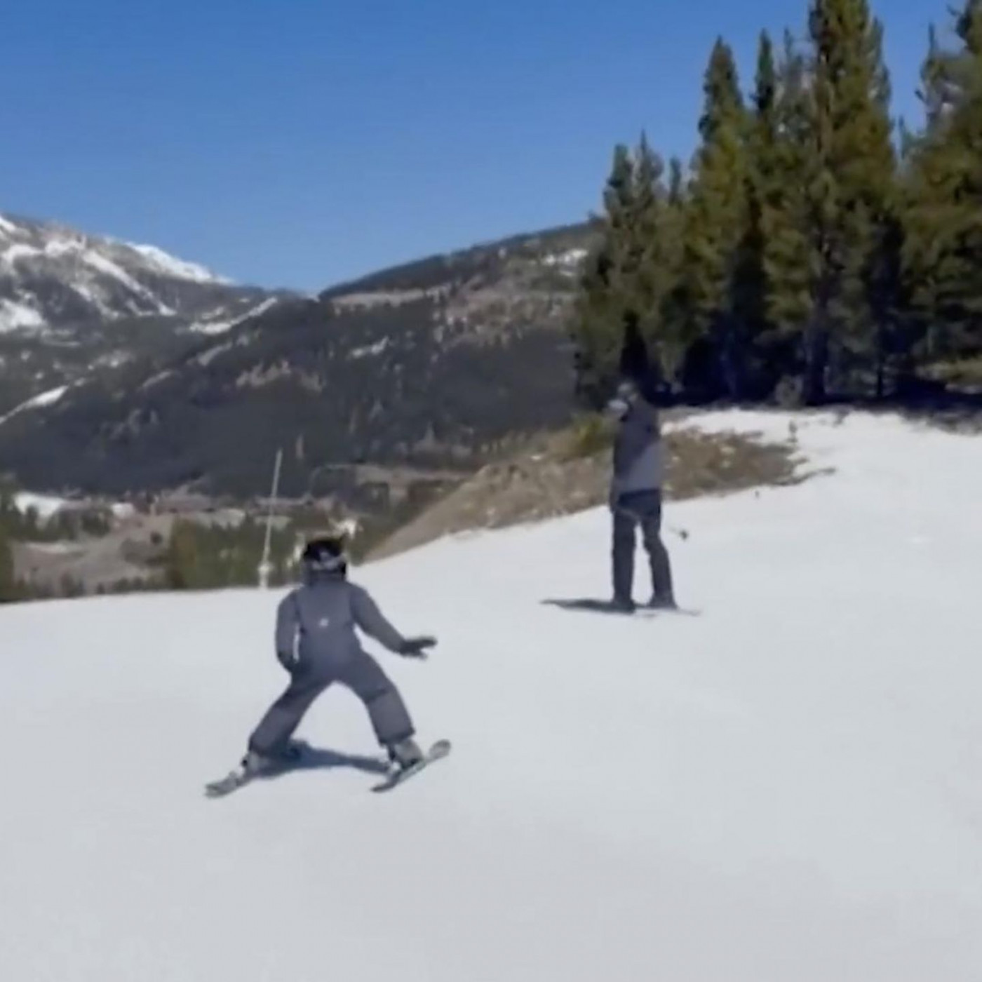 Herzogin Meghan zeigt Prinz Harry mit Archie beim Skifahren