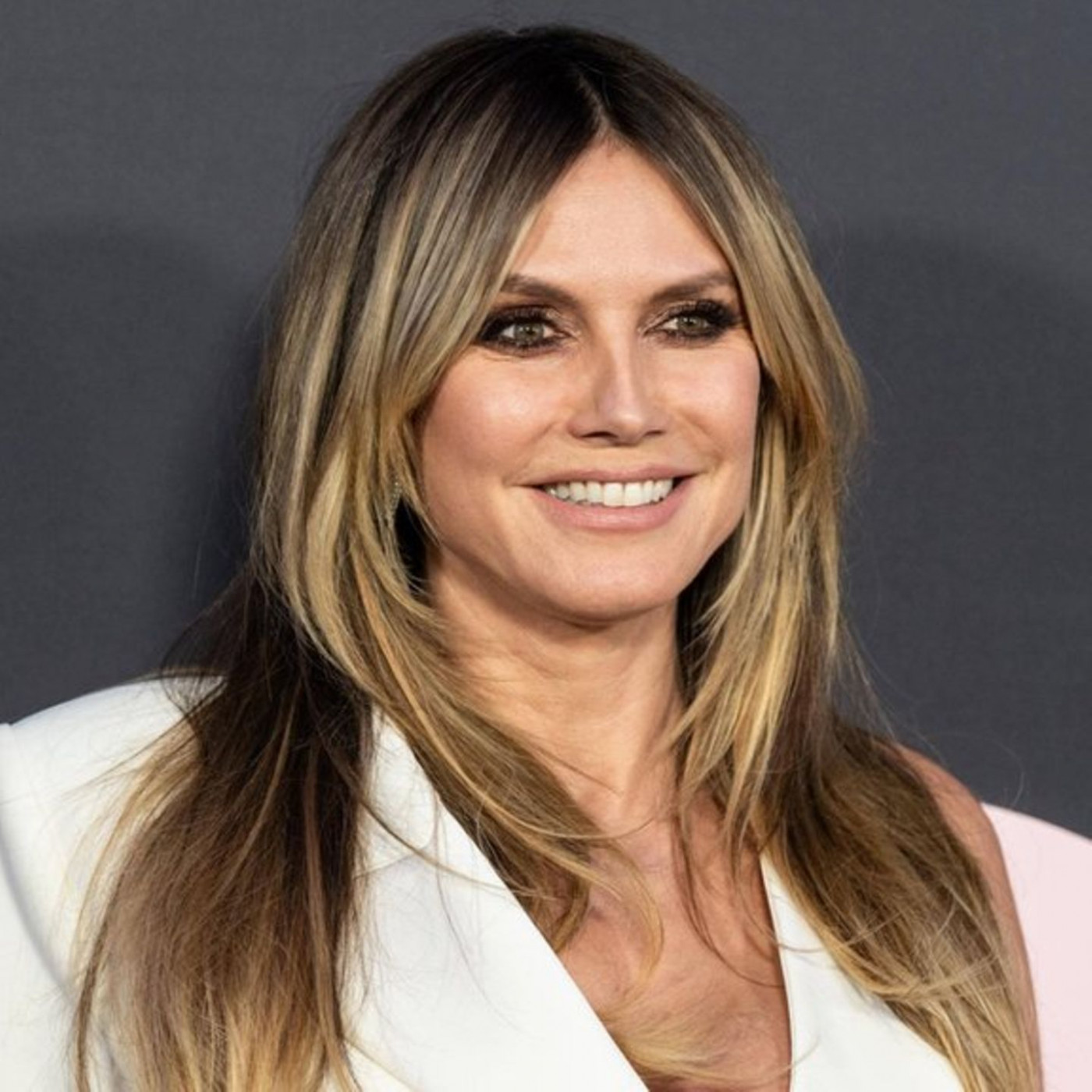 Model hat "Flauschball Fritz" adoptiert