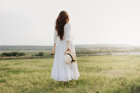 Wei&szlig;e Kleider liegen dieses Jahr im Trend &ndash; so stylen Sie sie richtig