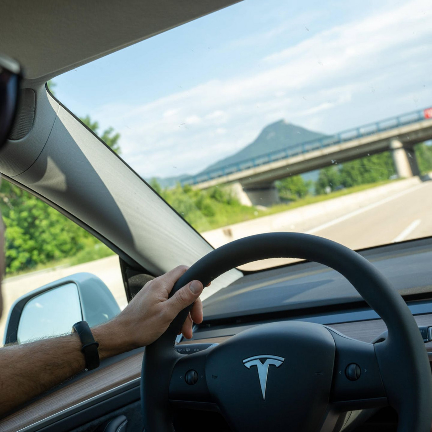 Niederlande lassen als erstes europ&auml;isches Land Teslas Selbstfahrfunktion zu