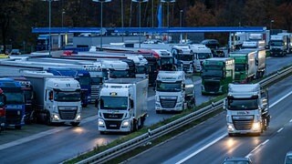 Fehlende Stellpl&auml;tze: Lkw parken immer &ouml;fter auf dem Standstreifen