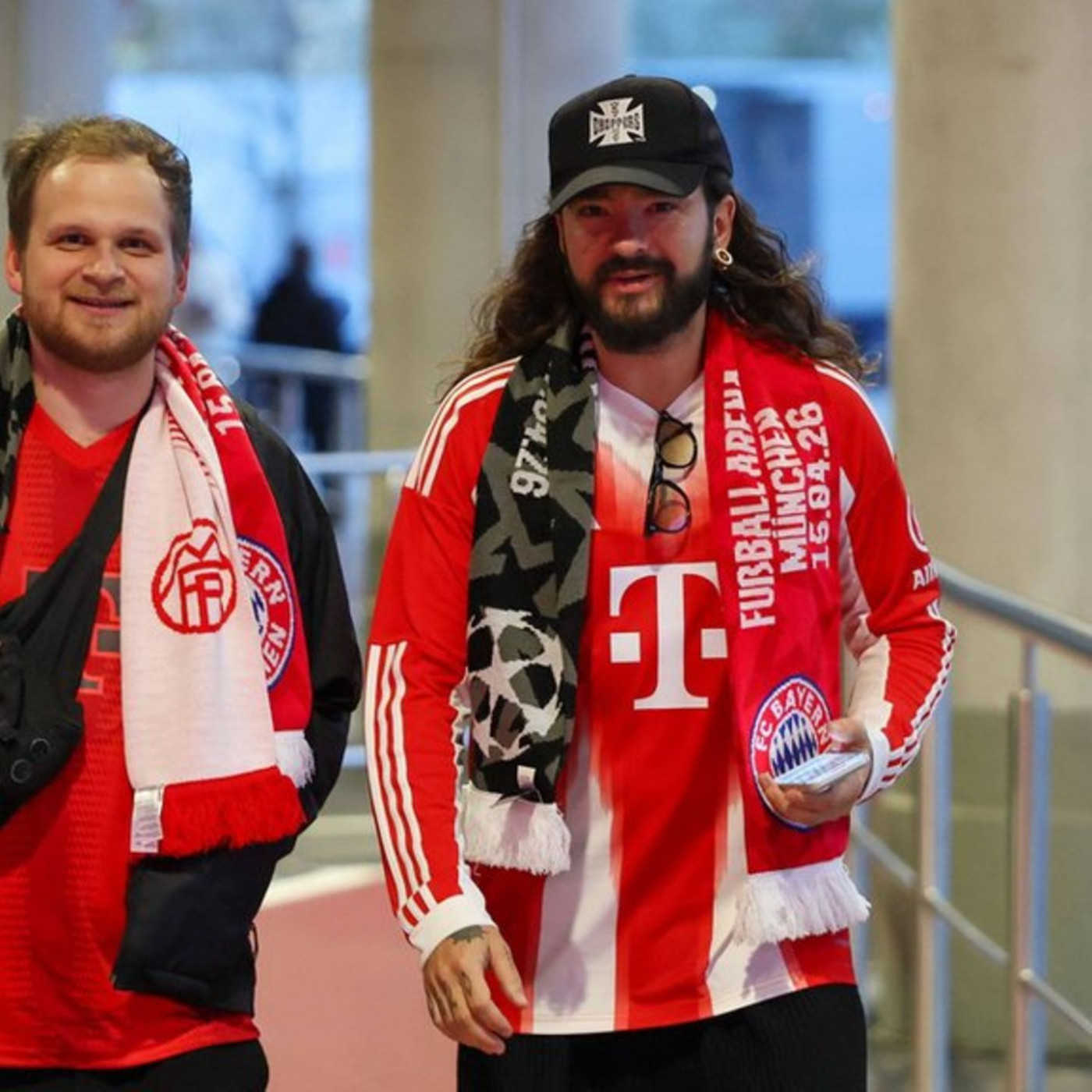 Tom Kaulitz fiebert im Stadion mit