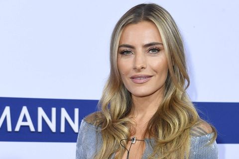 Sie &uuml;berrascht mit neuer Pony-Frisur