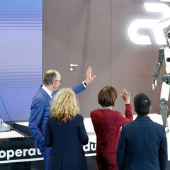 Merz als "Herr Merkel" und ein ungew&ouml;hnlicher Messe-Rundgang