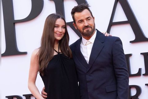 Paar feiert ersten Auftritt nach der Geburt