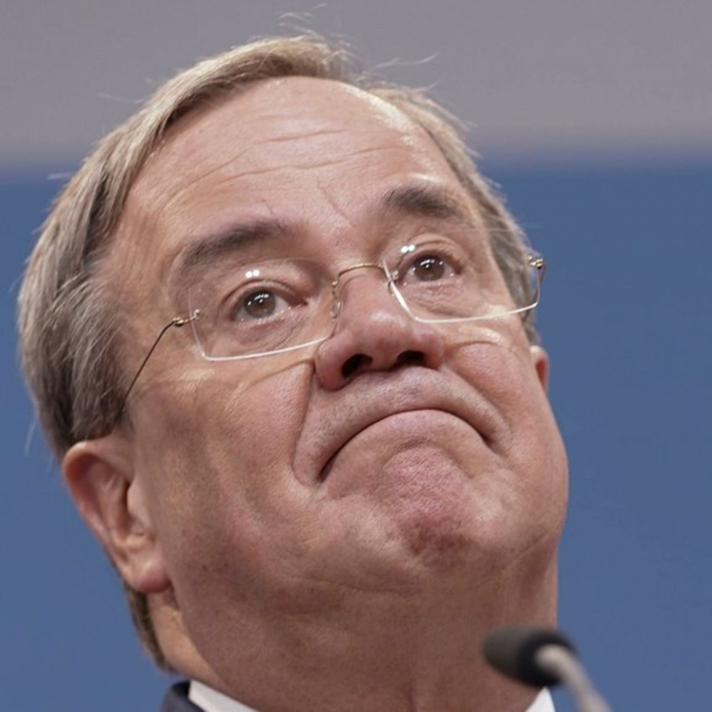 Armin Laschet hat sich die Schulter gebrochen