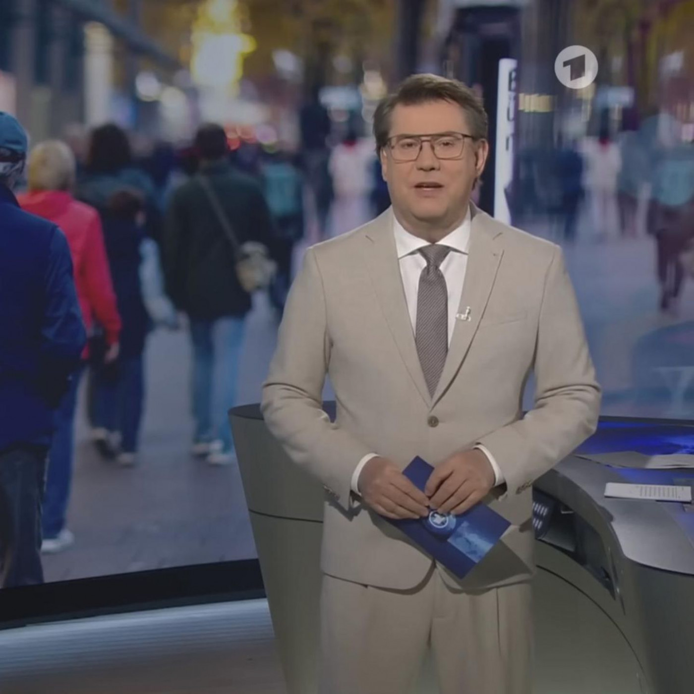 Jens Riewa moderiert 20.15-Uhr-&bdquo;Tagesschau&ldquo; das erste Mal mit Brille
