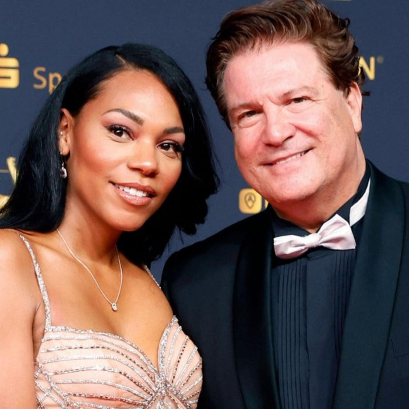 Paar k&uuml;ndigt seine Hochzeit an