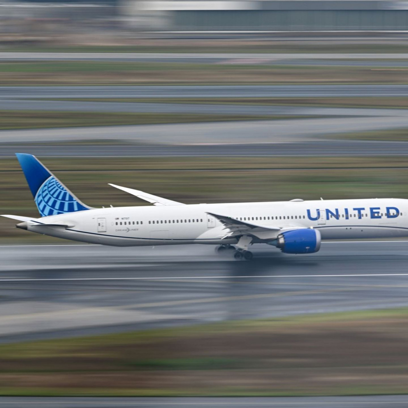 United senkt Gewinnprognose wegen hoher Kerosinpreise