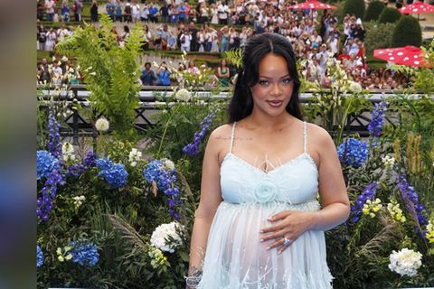 Rihanna zeigt erstmals Tochter Rocki