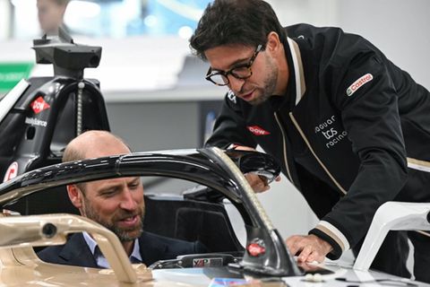 Prinz William l&auml;sst sich in Rennwagen ablichten