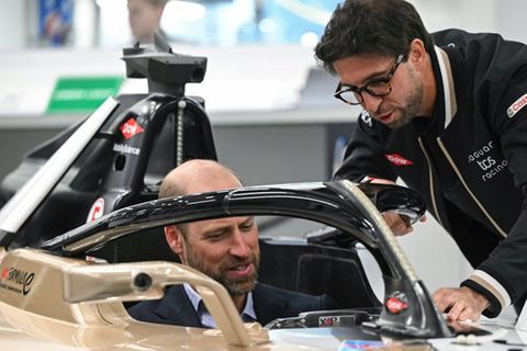 Royal steigt in Formel-E-Auto ein