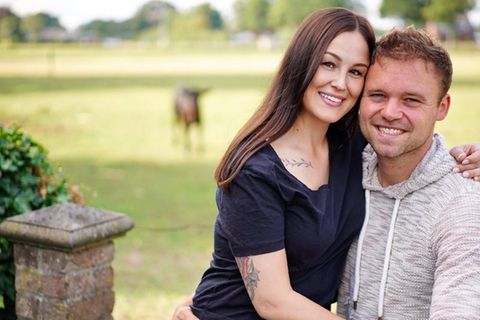 Andr&eacute; und Julia kehren ihrem Hof den R&uuml;cken