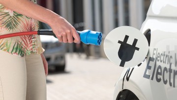 DAT-Barometer zeigt hohes E-Auto-Interesse: Noch Zur&uuml;ckhaltung beim Kauf