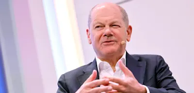 Und dann teilt der grinsende Ex-Kanzler gegen Trump aus