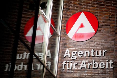 Zahl der Arbeitslosen sinkt im April geringf&uuml;gig