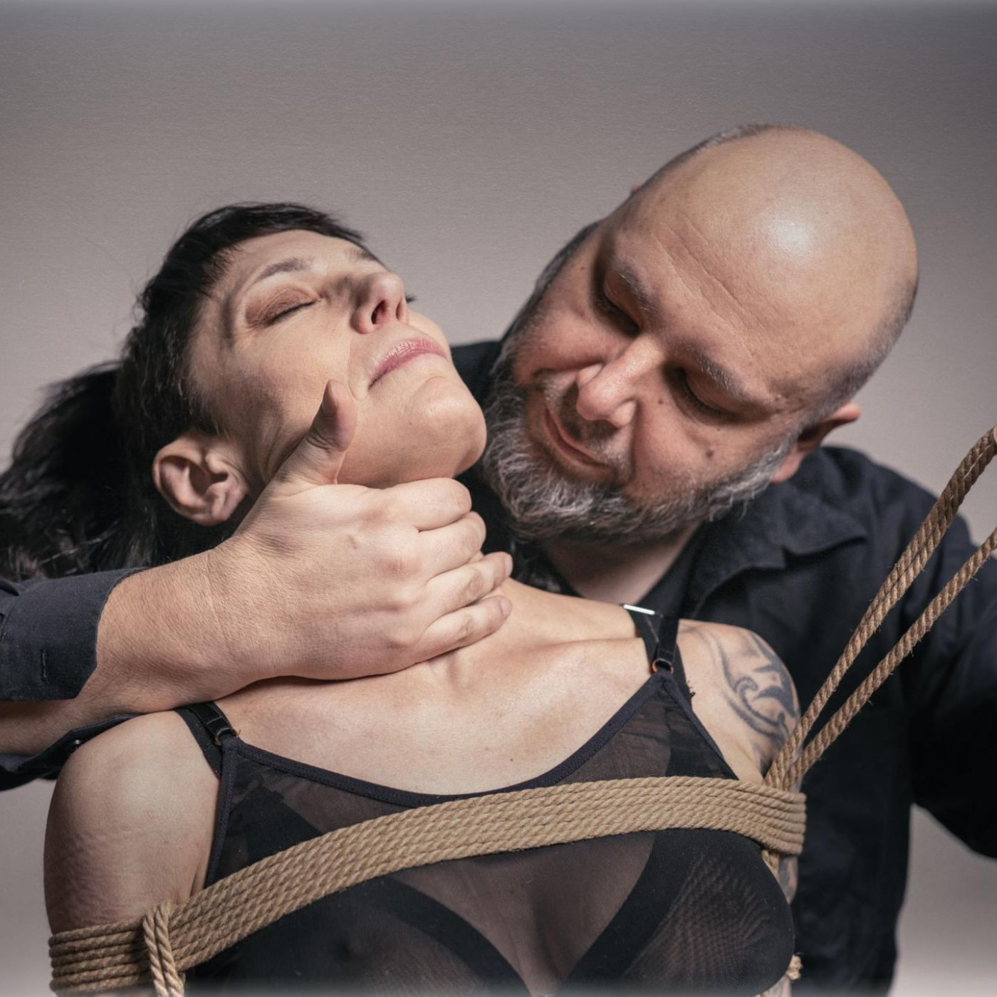 Fesseln und gefesselt werden: Ein Blick hinter die T&uuml;ren von Bondage-Treffs