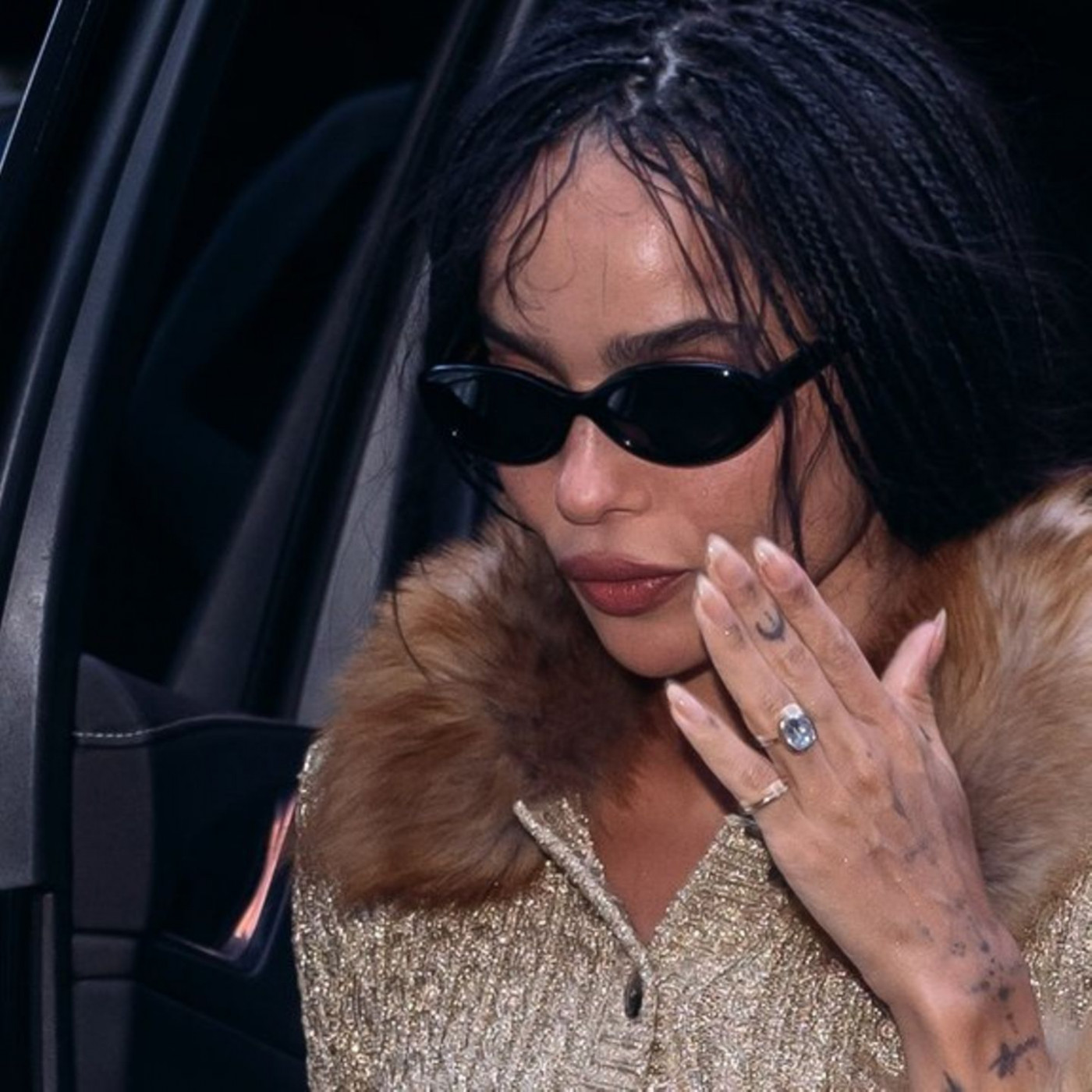 Zo&euml; Kravitz stellt Verlobungsring zur Schau