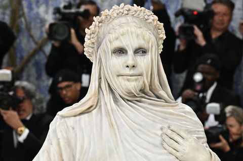 Heidi Klum kommt als Statue zur Met-Gala