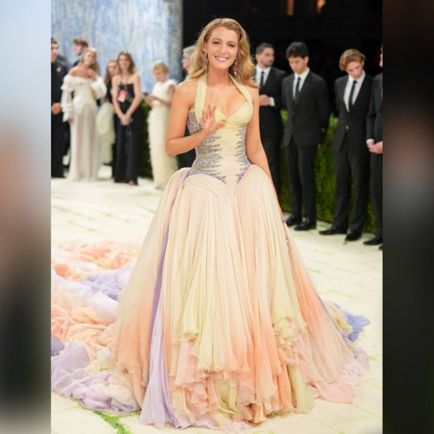 Blake Lively bestens gelaunt bei Met Gala