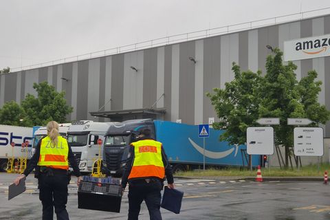 Tausende Z&ouml;llner durchleuchten Paket-Branche