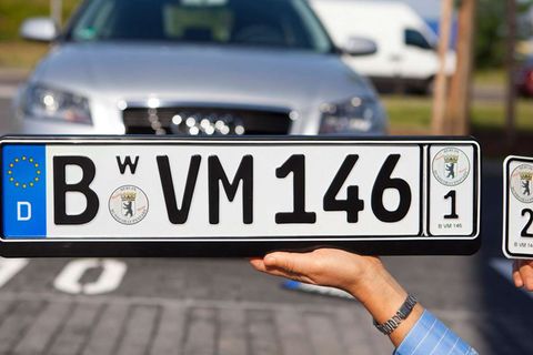 Wof&uuml;r steht das kleine &bdquo;W&ldquo;? Seltenes Autokennzeichen wirft Fragen auf