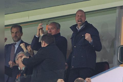 Royal au&szlig;er Rand und Band im Stadion