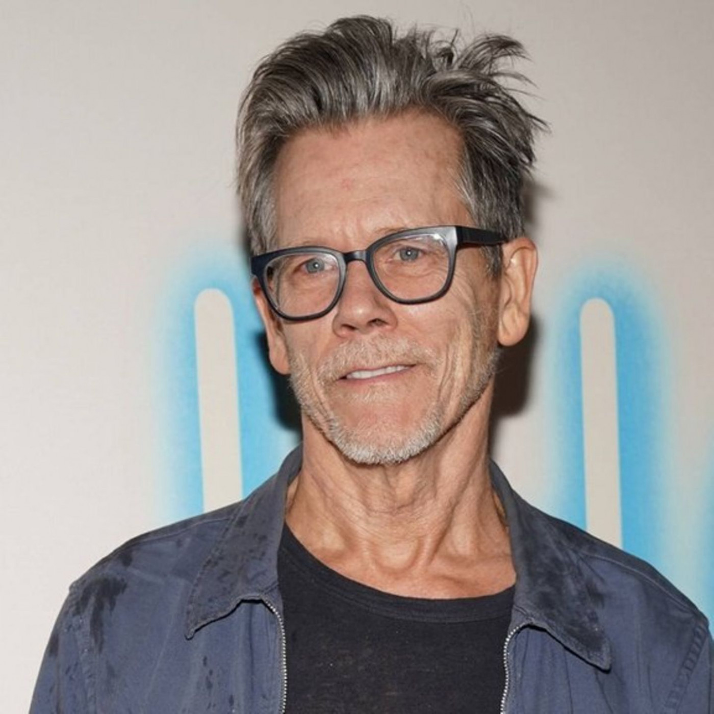 Bienenschwarm attackiert Kevin Bacon