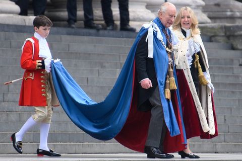K&ouml;nig Charles III. mit Umhang und Fanfaren bei besonderer Zeremonie