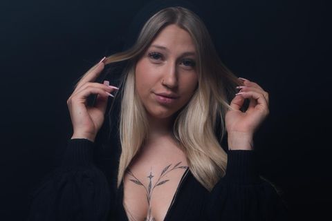 &bdquo;Nachmittags spiele ich mit meinem Kind, abends ziehe ich mich f&uuml;r Geld aus&ldquo;