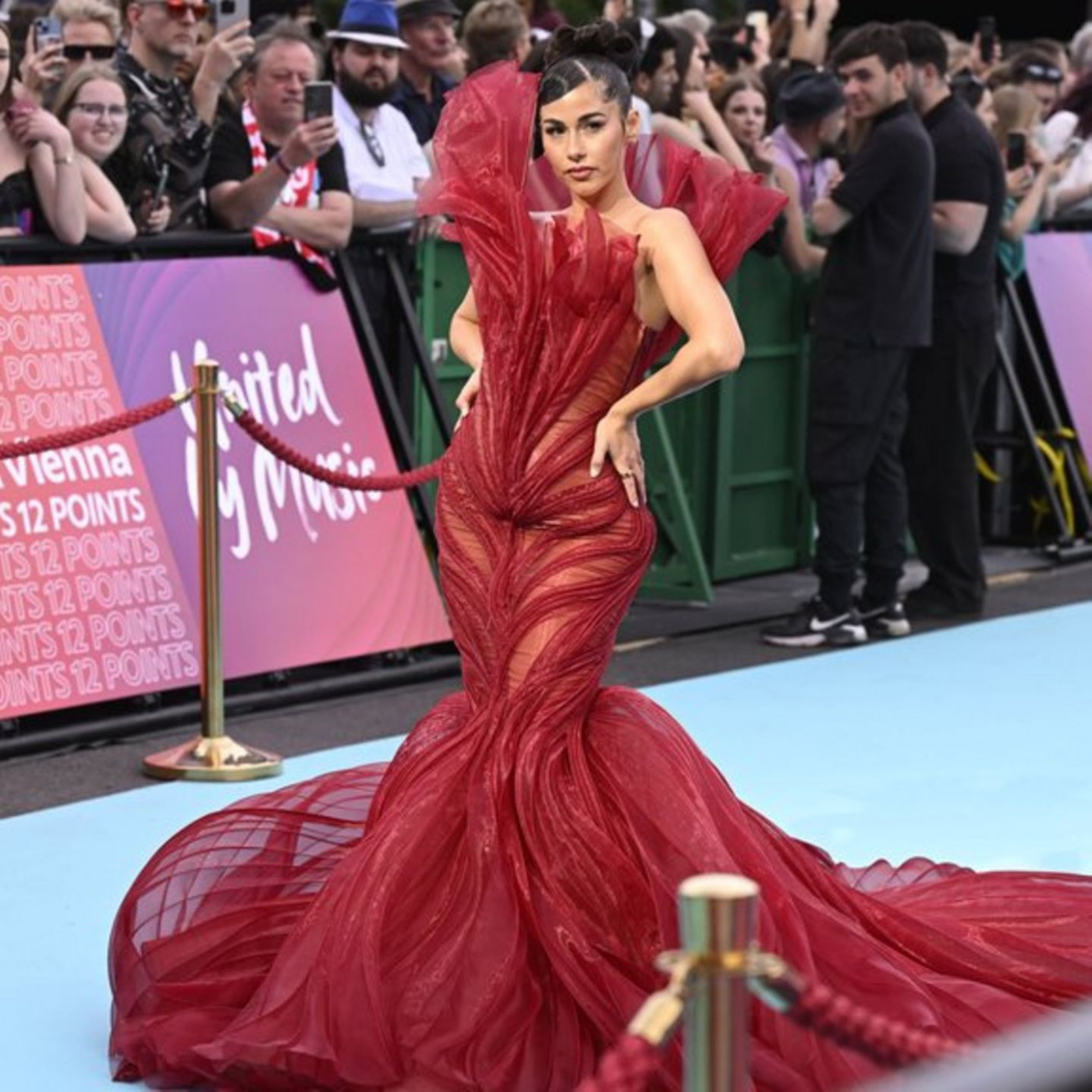 Sarah Engels er&ouml;ffnet ESC-Woche in roter Robe