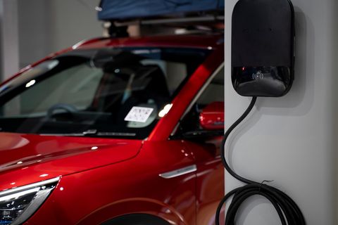 E-Auto g&uuml;nstiger laden: Worauf es bei der Wahl des Stromtarifs ankommt