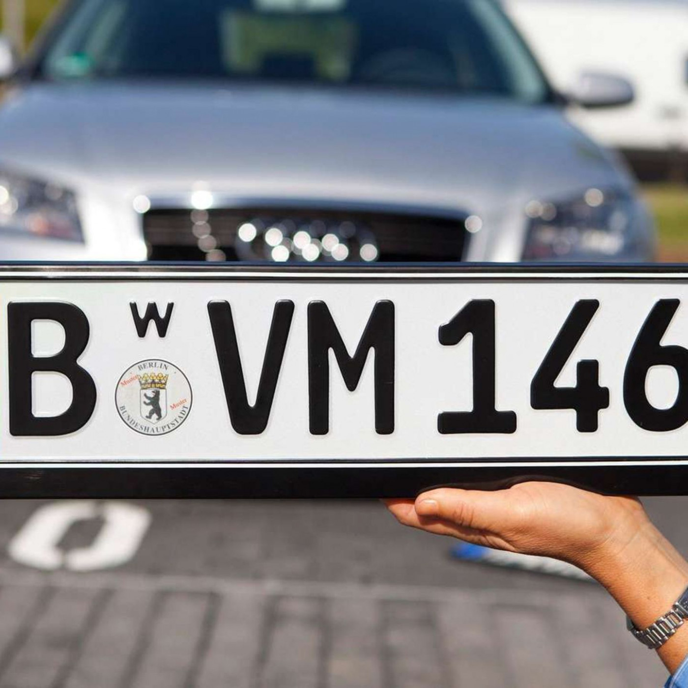 Wof&uuml;r steht das kleine &bdquo;W&ldquo;? Seltenes Autokennzeichen wirft Fragen auf